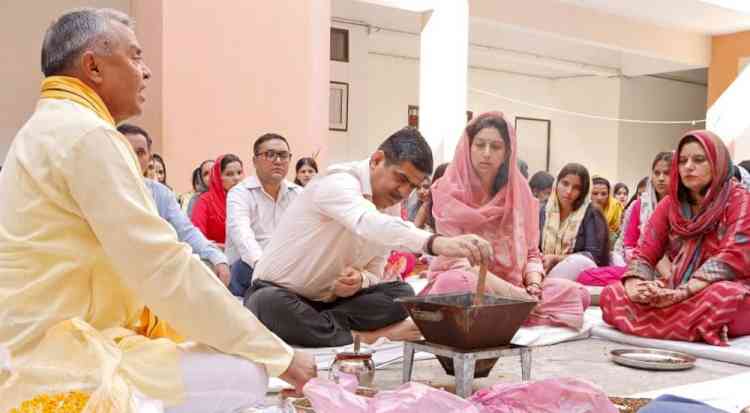 पर्यावरण के साथ विचारों और इरादों के शुद्धिकरण का भी प्रतीक है हवनः डॉ. अमित आर्य