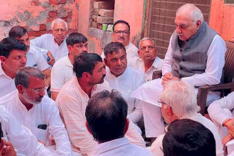 दिवंगत संदीप के परिजनों से मिलने पहुंचे नेता प्रतिपक्ष हुड्डा