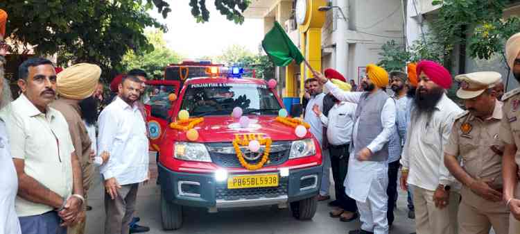 Khanna gets two ultra-modern fire tenders