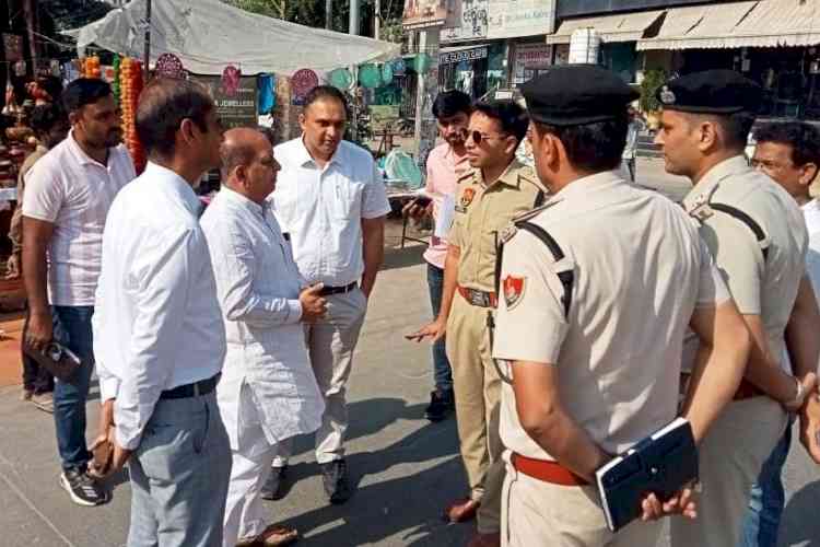 पुलिस व व्यापारियों के बीच त्योहारी सीजन में पार्किंग, यातायात व सुरक्षा व्यवस्था को लेकर चर्चा