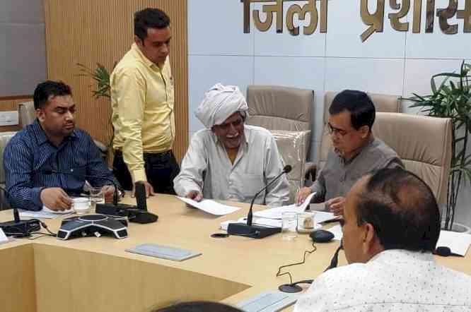 समाधान शिविर में नागरिकों की शिकायतों के तुरंत निपटारे के निर्देश