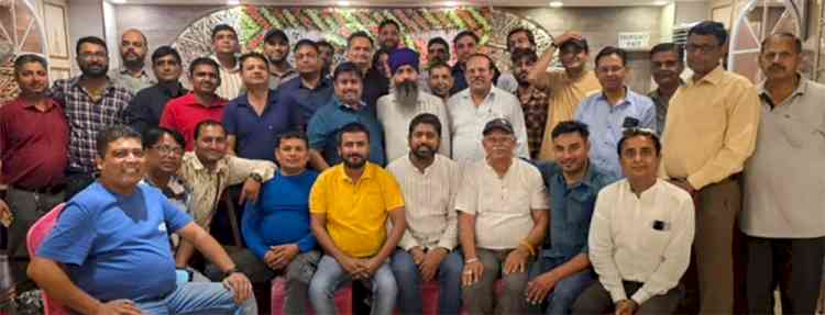 एचयूडब्ल्यूजे ने मनाया दीपावली मिलन समारोह
