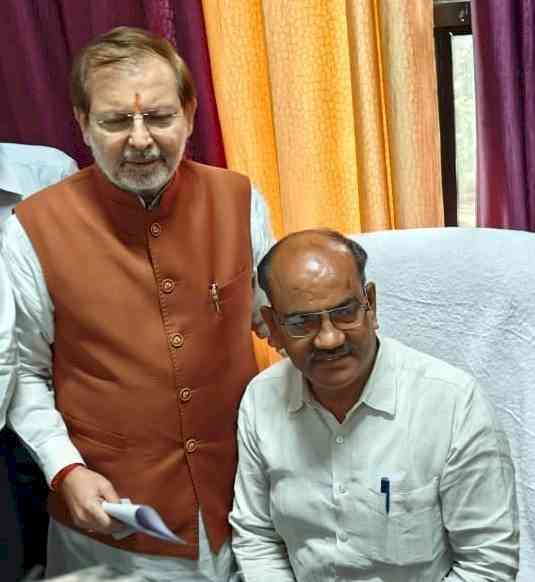 कैबिनेट मंत्री डॉ. अरविंद शर्मा ने बाल कल्याण समिति अध्यक्ष को पदभार ग्रहण कराया