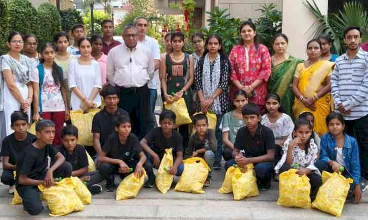 खुशियों की सौगात कार्यक्रम में बच्चों को बांटे उपहार