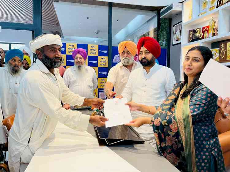 Cabinet Minister Hardeep Singh Mundian distributes flood relief worth Rs 38.15 lakh to 121 farmers
