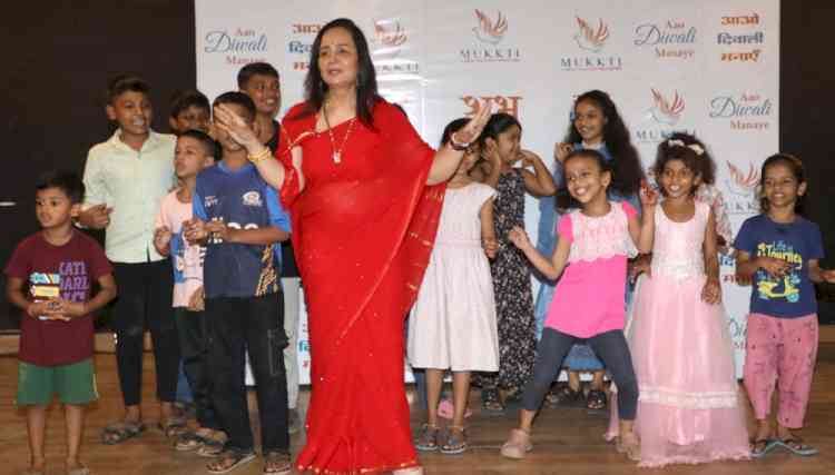 Smita Thackeray Spreads the Light of Education This Diwali