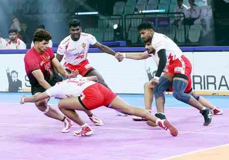 PKL 12: Bengaluru Bulls crush Gujarat Giants 54–26 to seal top-four spot
