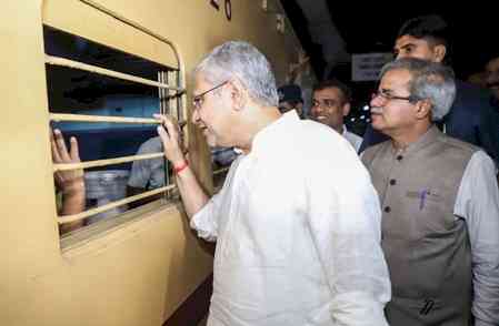 Indian Railways sets up multi-level war rooms to manage passenger rush: Ashwini Vaishnaw