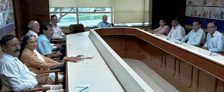 कार्यकुशलता बढ़ाने के लिए कुलसचिव ने दिए अनुशासन और दक्षता के निर्देश