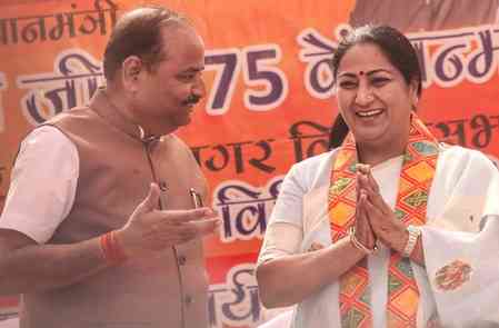 Delhi CM Rekha Gupta inspects Chhath preparations, paints water tank for devotees
