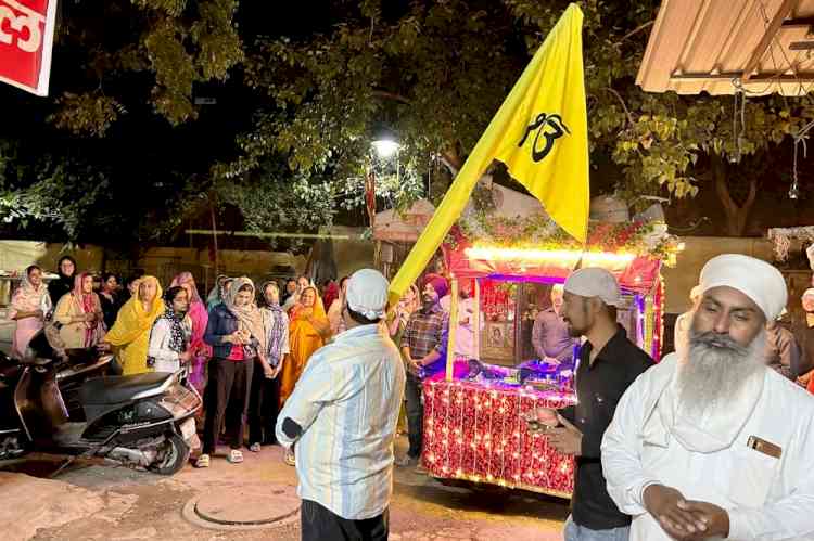 गुरु नानक देव जी के प्रकाश पर्व के उपलक्ष्य में प्रभात फेरी प्रारंभ