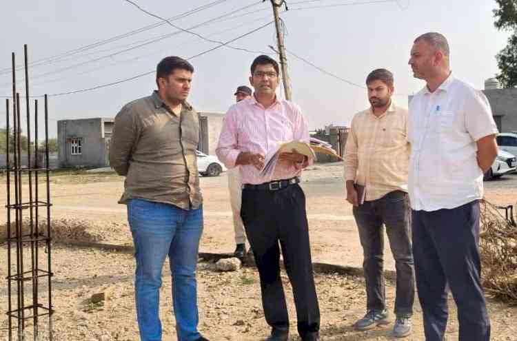 निगमायुक्त ने निगम क्षेत्र में चल रहे विकास कार्यों का निरीक्षण किया