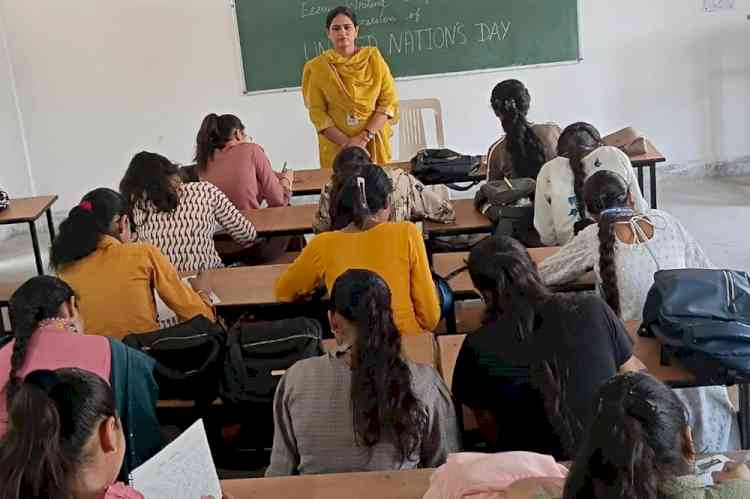 निबंध लेखन में रिंकी अव्वल