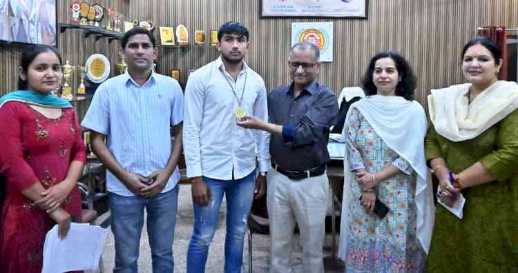 इंटर कॉलेज जूडो प्रतियोगिता में हिंदू कॉलेज के अजय ने जीता स्वर्ण
