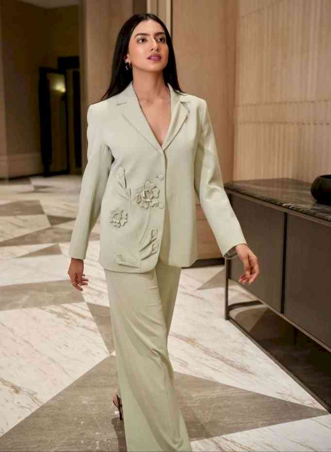 Kashika Kapoor’s Effortless Charm Casts a Spell at the ‘Pitch to Get Rich’ Screening