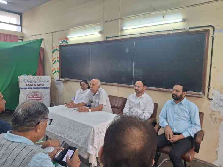 छोड़ हवस का दामन पगले  प्रेम तो है बस खुशबू खुशबू
