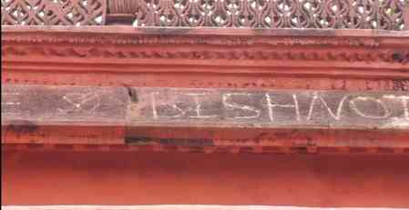 Gangster Lawrence Bishnoi’s name etched on Tipu Sultan’s summer palace wall near Bengaluru; tourists demand action
