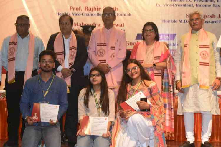 विद्यार्थी शैक्षणिक ज्ञान व सृजनात्मकता के साथ-साथ नैतिक मूल्यों को अपना कर समाज व देश निर्माण में दें योगदानः प्रो. असीम कुमार घोष