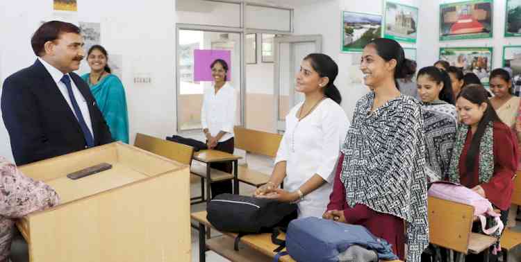 विभागों का औचक निरीक्षण करने पहुंचे जीजेयू कुलपति