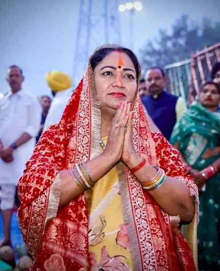 Delhi immerses in devotion: CM Rekha Gupta performs Chhath Puja rituals with devotees