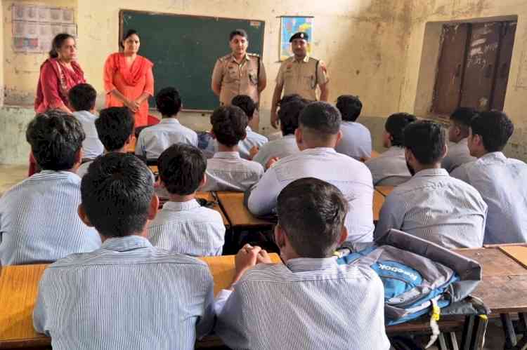 साइबर अपराध पर रोक लगाने के लिए पुलिस द्वारा जागरूकता अभियान