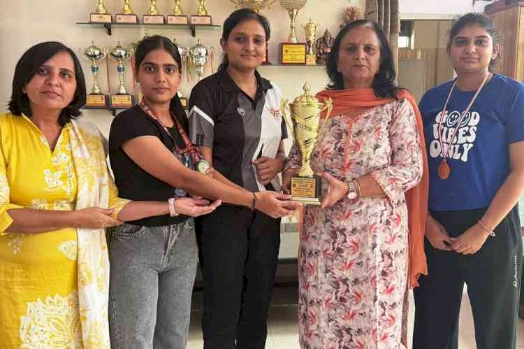 शूटिंग प्रतियोगिता में छाई एमकेजेके की छात्राएं