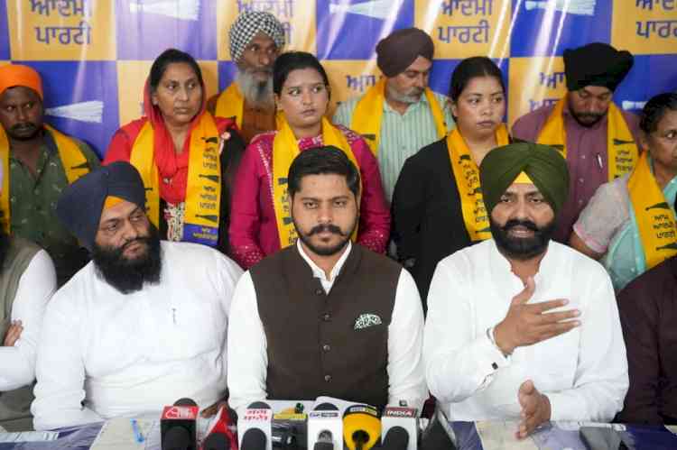 Prominent Akali Leader Vandana Gill Joins AAP with Her Supporters Ahead of Tarn Taran By-Election