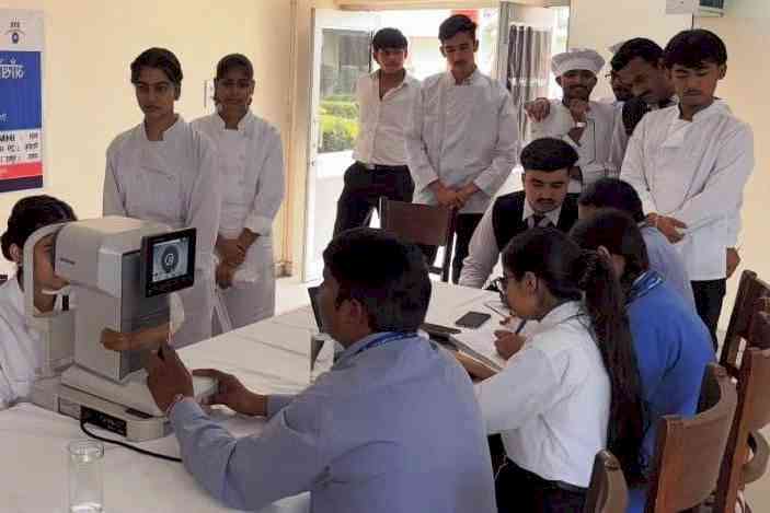 आईएचएम में आयोजित स्वास्थ्य एवं नेत्र जांच शिविर में 102 की जांच हुई