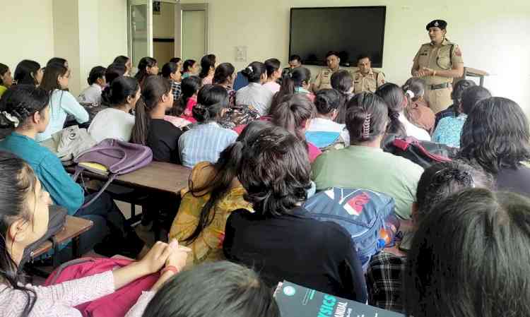 छात्राओं को किया साइबर अपराध के प्रति जागरूक