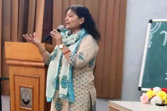 पोस्टर मेकिंग में निशिका और मेहंदी में प्रकृति ने बाजी मारी