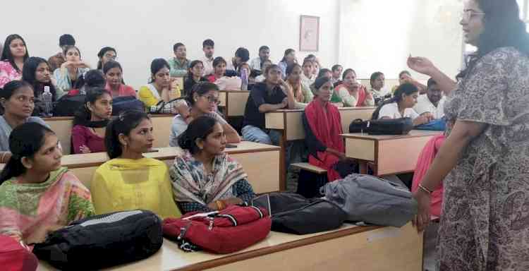 हिंदी व संस्कृत विभाग तथा सीडीएस में रोजगार कौशल पर कार्यशाला