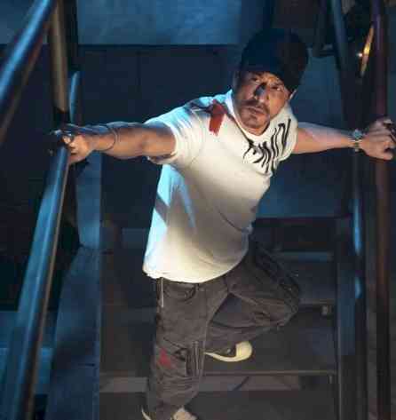 SRK's reply to a fan asking for a room in Mannat is hilarious