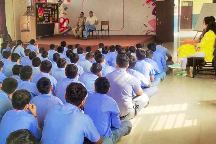 पुलिस टीम ने किया साइबर अपराध के प्रति जागरुक