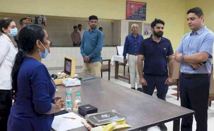 स्वास्थ्य जांच शिविर में 100 से अधिक पुलिसकर्मियों की जांच