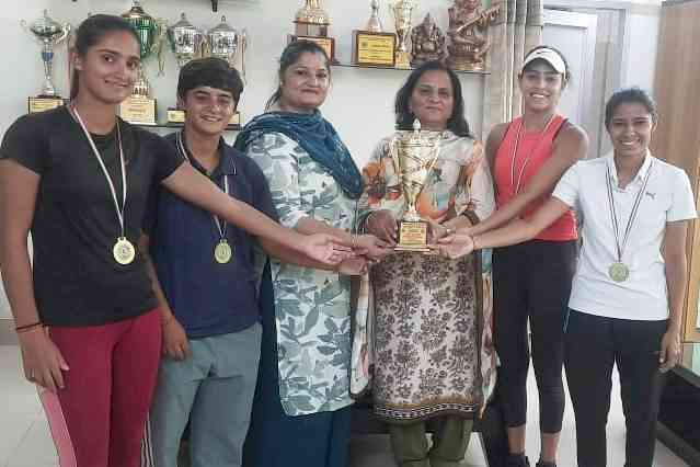 इंटर कॉलेज लॉन टेनिस टूर्नामेंट की ट्रॉफी पर एमकेजेके का कब्जा