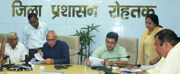 एडीसी नरेंद्र कुमार ने सीएम विंडो व समाधान शिविरों की लंबित शिकायतों को शीघ्र निपटाने के निर्देश दिए