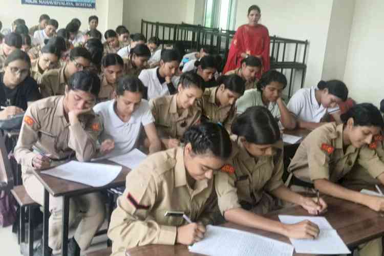 निबंध लेखन में पलक ने बाजी मारी