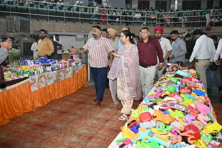 Daan Utsav-2025 received overwhelming response; Mayor honours associated NGOs and participants during distribution ceremony 