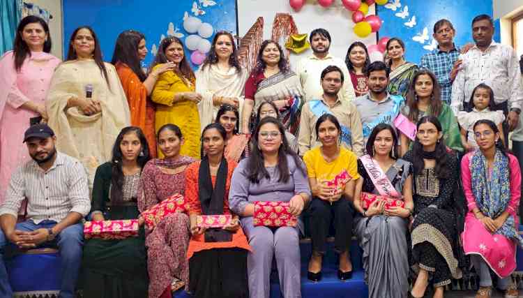 सोनिया मिस फ्रेशर व पूजा मिस पर्सनेलिटी बनी