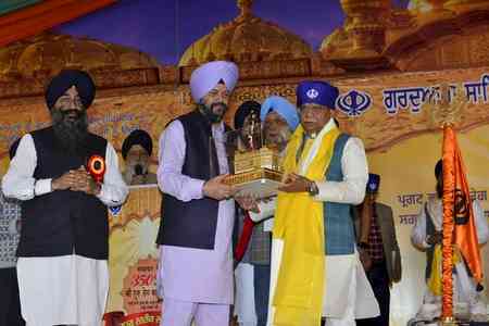 Sacrifice, service to humanity core messages of Guru Teg Bahadur's life: Himachal Guv