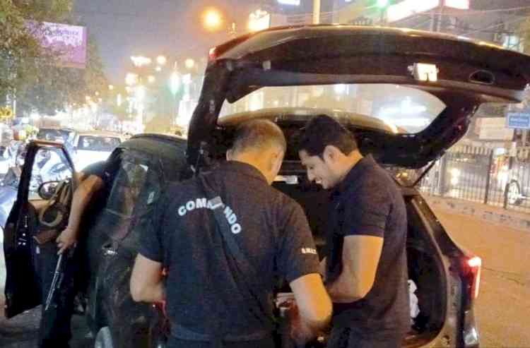 स्वाट टीमें लगातार कर रही शहर में गश्त