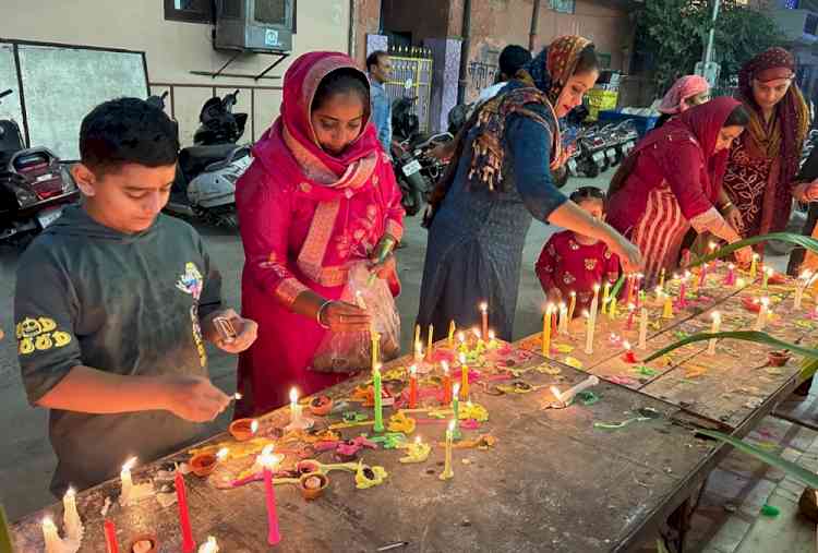 “एह शीश झुकावाँ मैं तेरे हज़ूर नानक”, “सतगुरु नानक परगटीया” सुन निहाल हुई संगत
