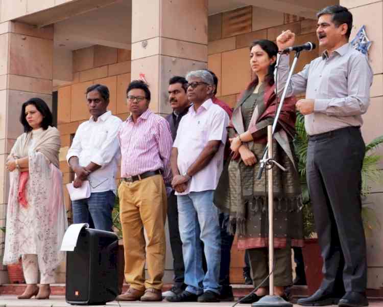 DLC SUPVA Marks 150th Year of Vande Mataram with Mass Singing Event Led by VC Dr. Amit Arya