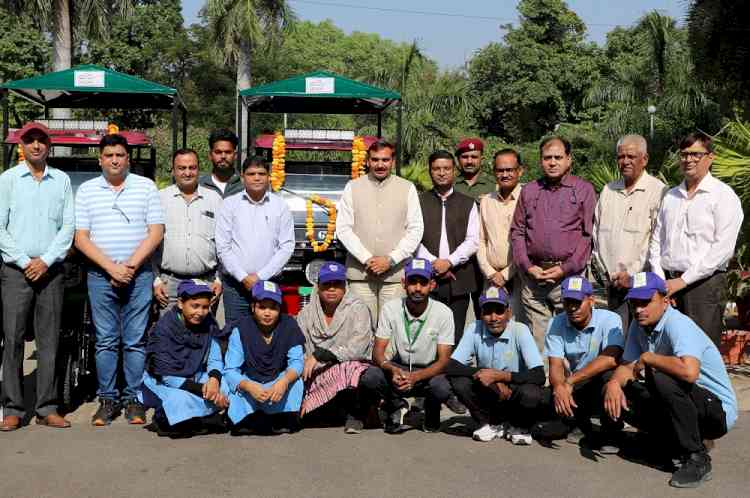 कचरा प्रबंधन के लिए उपलब्ध कराई दो ई-रिक्शा