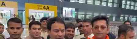 Tej Pratap–Ravi Kishan meeting at Patna airport sparks political speculation