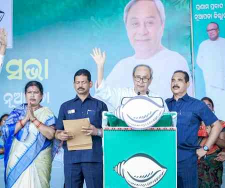 Naveen Patnaik leads massive roadshow in Nuapada, seeks vote for BJD's Snehangini Chhuria