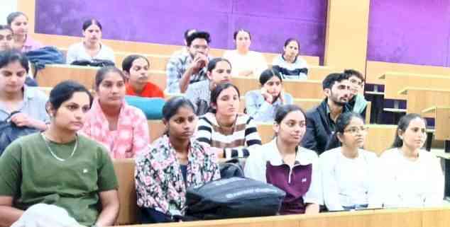 मनोविज्ञान विभाग में कॉग्निटिव बिहेवियर थेरेपी पर विस्तार व्याख्यान आयोजित