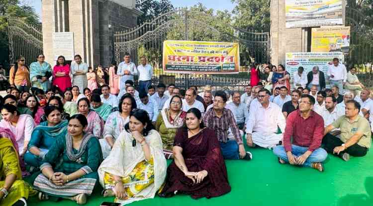 चार माह से वेतन की बाट जोह रहे बीपीएसएमवी कर्मी अब मुख्य द्वार पर रोज देंगे धरना