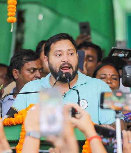 Tejashwi celebrates 36th birthday during rally in Bihar's Karakat