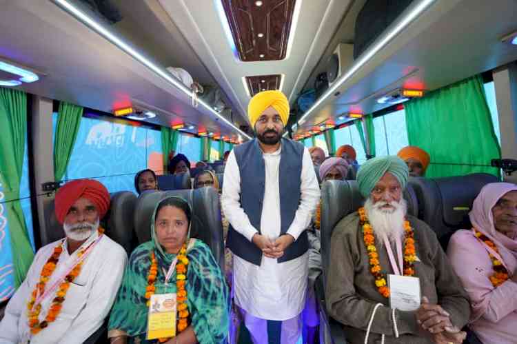 CM flags off first batch of buses carrying devotees to Amritsar